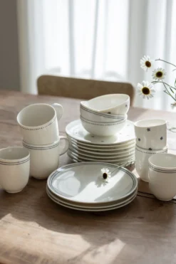 Beker met blauwe stip, organisch, porselein, Ø 7,6 cm