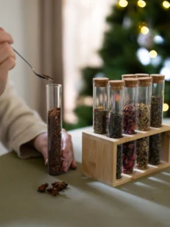 Buisjes in standaard, bamboe, glas en kurk