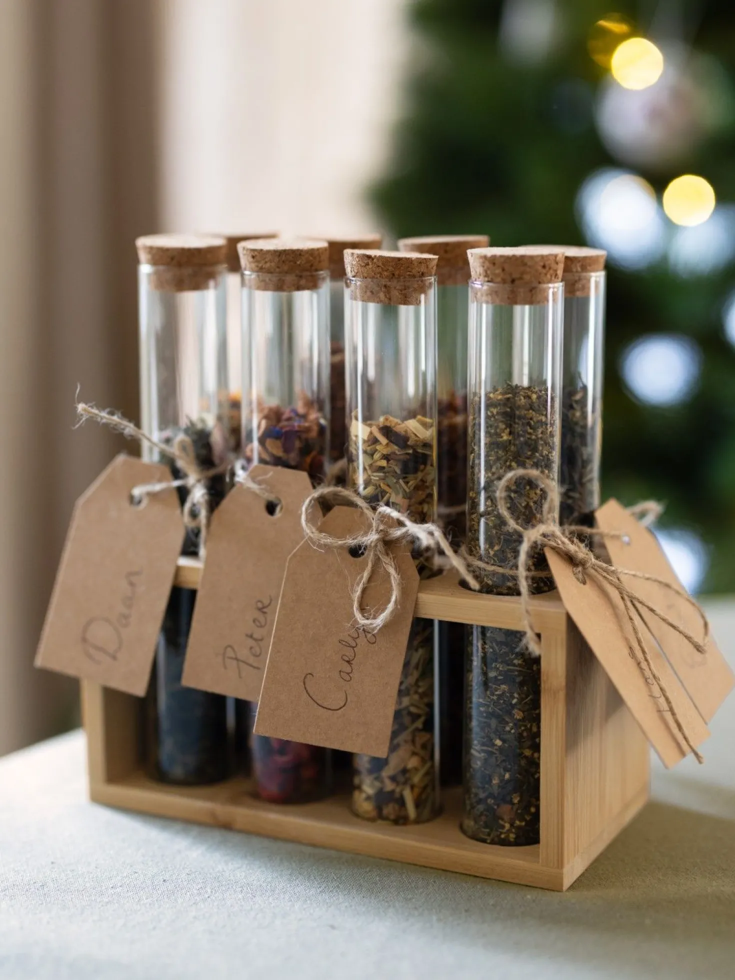 Buisjes in standaard, bamboe, glas en kurk