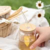 Glas met bamboe deksel en rietje, glas