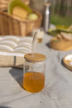 Glas met bamboe deksel en rietje, glas