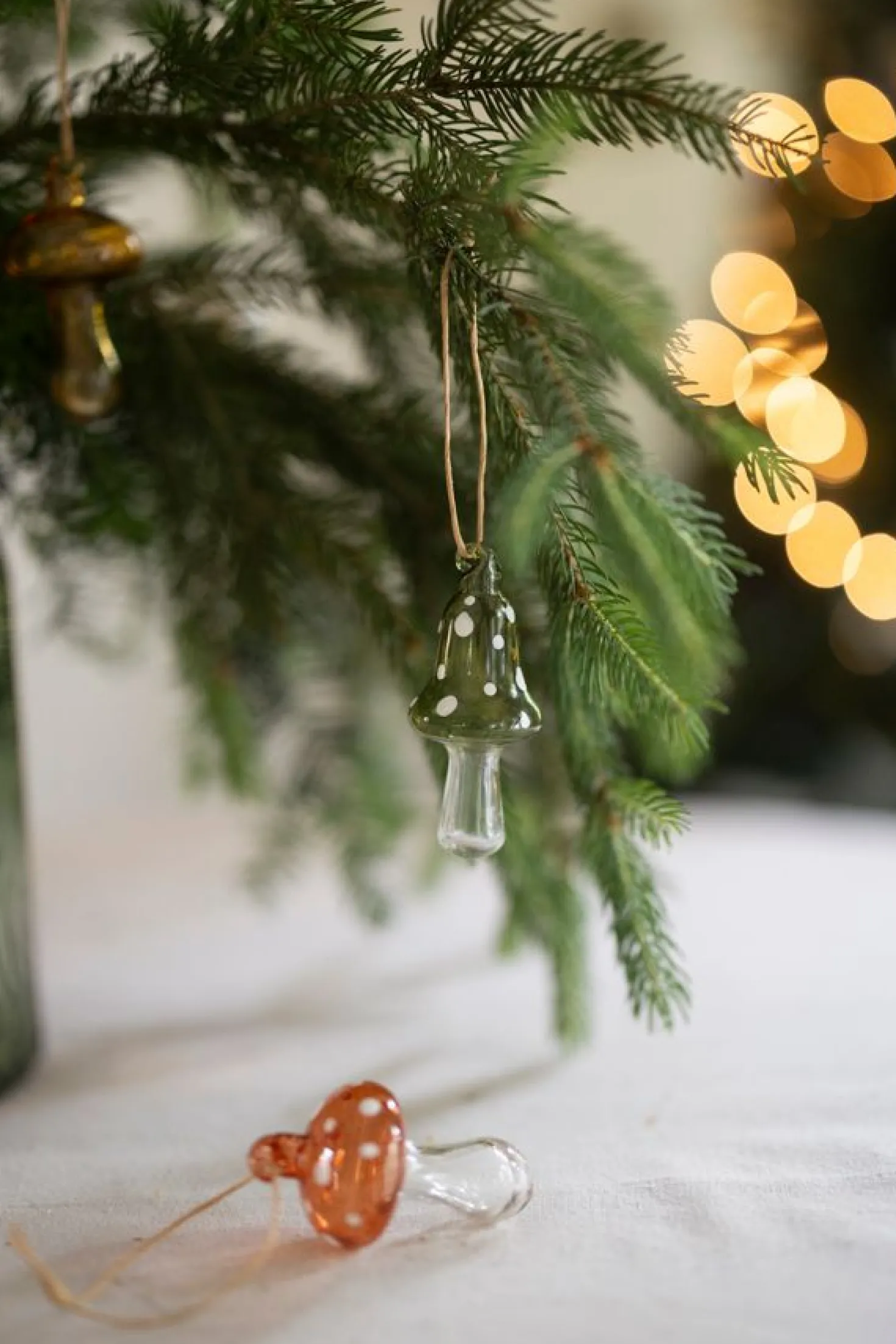 Hanger paddenstoel met stippen, glas, rood, 9 cm