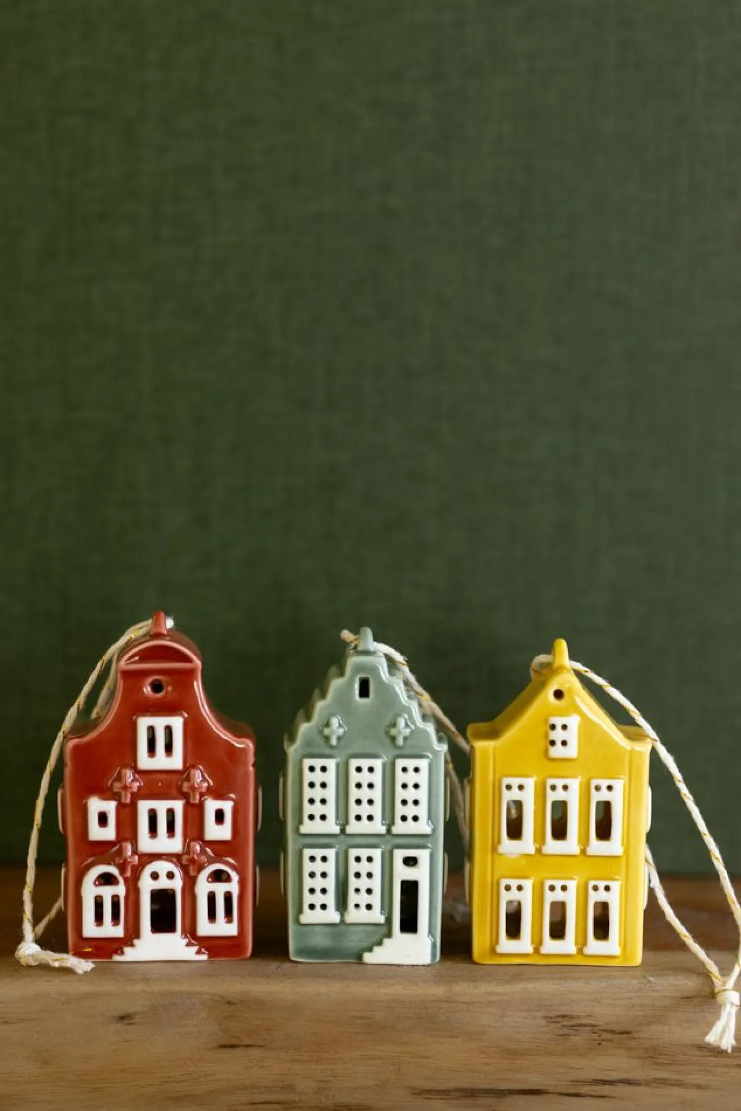Hanger, porselein, klokgevelhuisje, rood