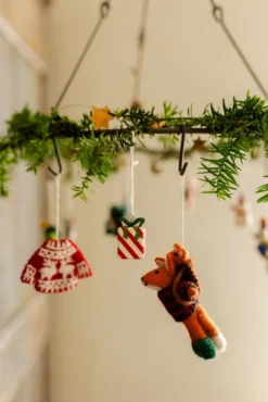 Hangers, hout, set van 4 (duif,muis,cadeau en sneeuwpop)