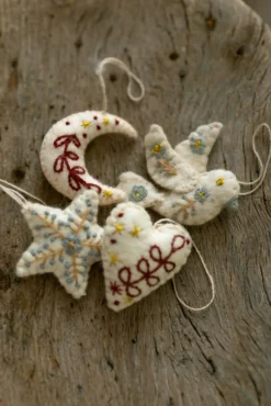 Hanger, vilt, hart met bloem, geborduurd