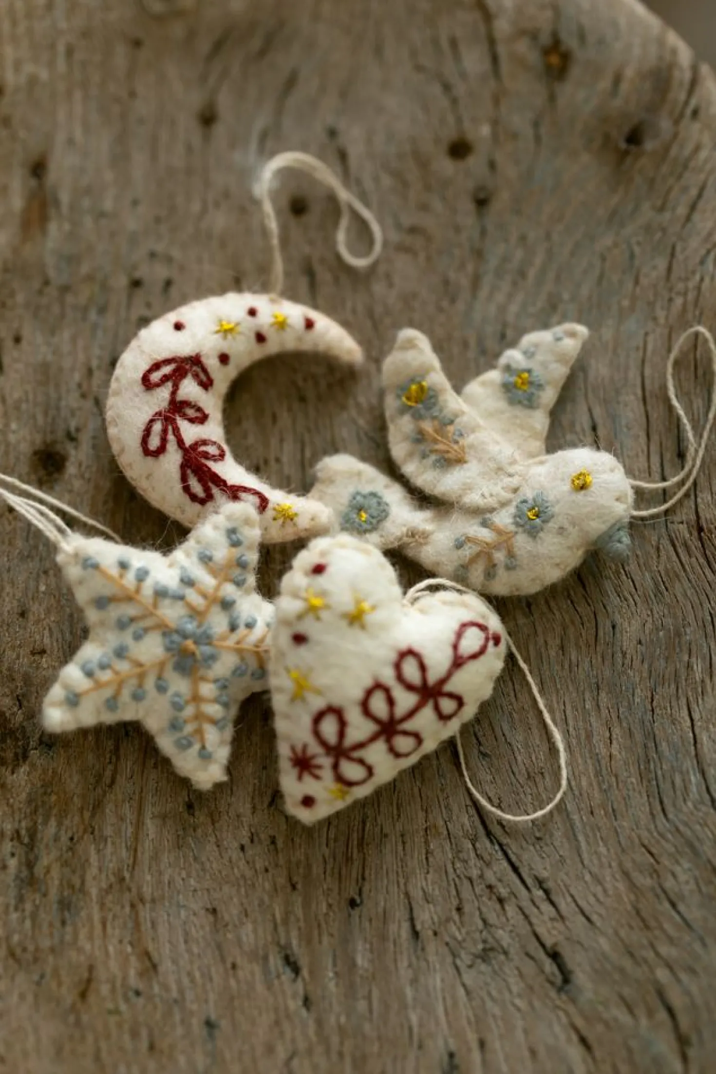 Hanger, vilt, witte ster met bloem, geborduurd