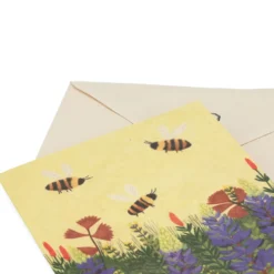 Kaart, World Animal Protection, bijen in een lupine veld