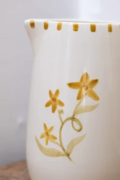 Kan, aardewerk, handbeschilderde bloem, 10 x 20 cm