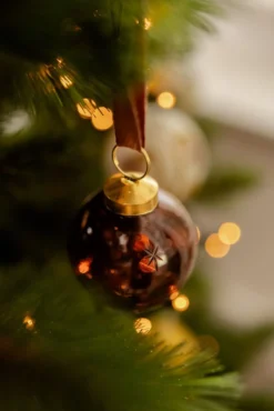 Kerstbal, glas, geëtste maan, sterren en stippen, roodbruin, Ø6 cm
