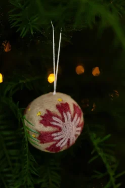 Kerstbal met rode bloem, vilt, zandkleur, Ø6 cm