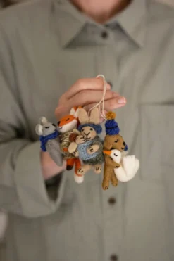 Kersthanger, knuffelende vos en muis, vilt