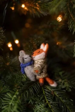 Kersthanger, knuffelende vos en muis, vilt