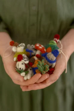 Kersthanger, vilt, muis met nootje in strik