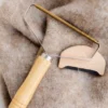Kledingontpiller met houten handvat