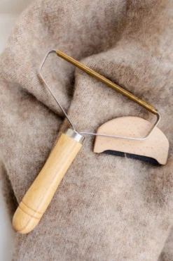 Kledingontpiller met houten handvat