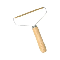 Kledingontpiller met houten handvat
