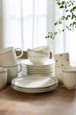 Kom met blauwe stip, organisch, porselein, Ø 12 cm