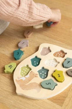 Puzzel, hout, eikels en eekhoorn
