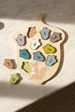 Puzzel, hout, eikels en eekhoorn