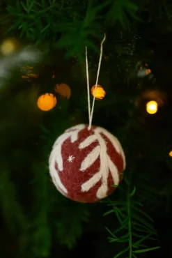 Rode kerstbal met witte tak, vilt, Ø6 cm