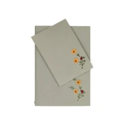 Schrift, gekleurd kraftpapier, geborduurde bloem, A5