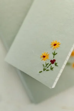 Schrift, gekleurd kraftpapier, geborduurde bloem, A5