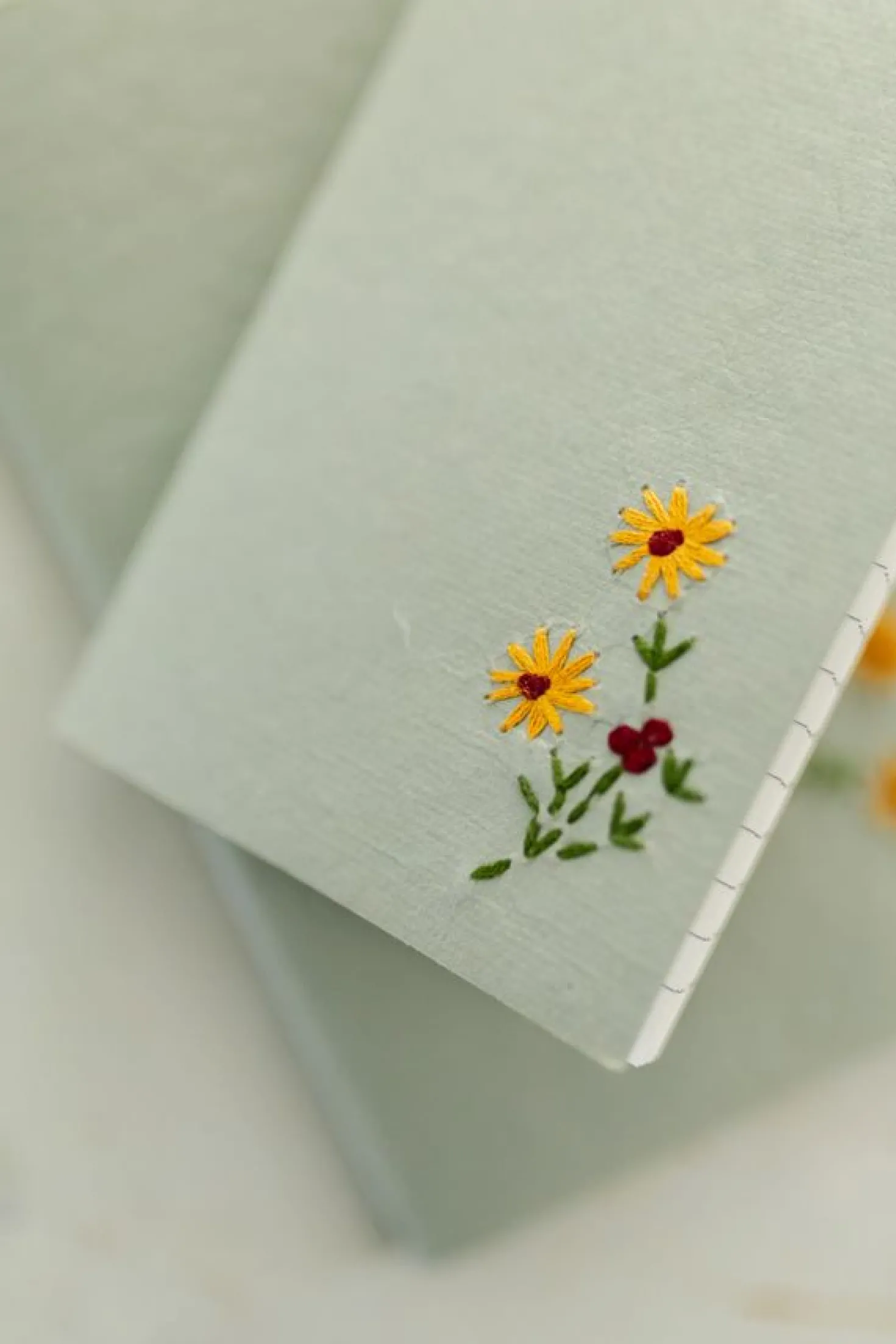 Schrift, gekleurd kraftpapier, geborduurde bloem, A5