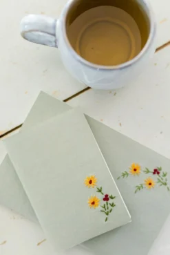 Schrift, gekleurd kraftpapier, geborduurde bloem, A6