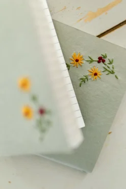 Schrift, gekleurd kraftpapier, geborduurde bloem, A6