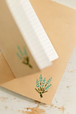 Schrift, kraftpapier, geborduurde lavendel, A6