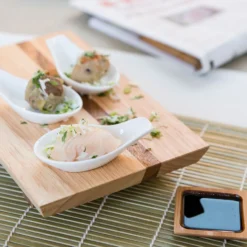 Sushiplankje met eetstokjes, rubberhout, 25 x 15,5 cm