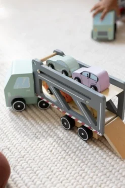 Vrachtwagen met oplegger, hout
