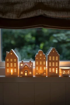 Waxinelichthouder, huisje koekeman, porselein