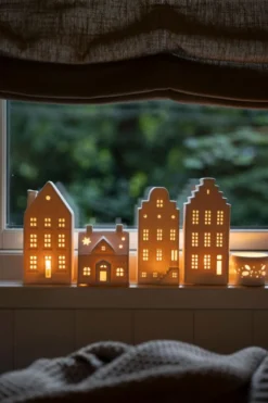 Waxinelichthouder, huisje koekeman, porselein