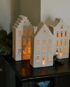 Waxinelichthouder, porselein, huisje met klokgevel, 20 cm